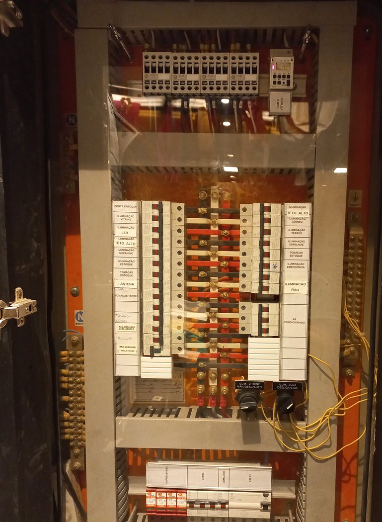 Quadro de automação elétrica instalado em loja do Shopping Continente em São José